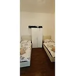 Pensjonat With Two And Shared Bathroom Minusio